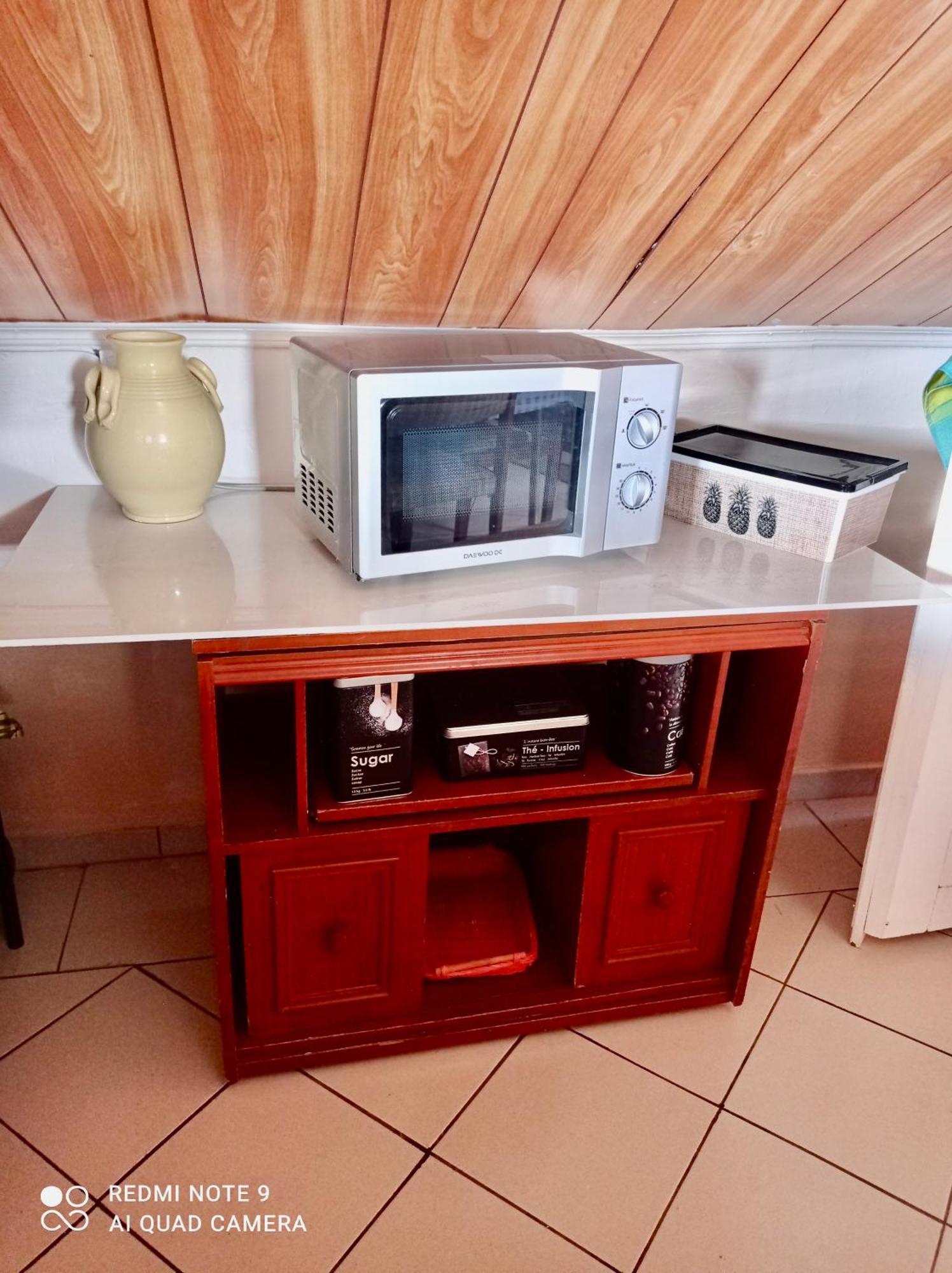 Chez Ninette Pres Des Sources Chaudes Βίλα Bouillante Εξωτερικό φωτογραφία
